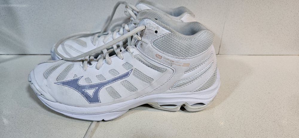 Vendo Mizuno Voltage Mid