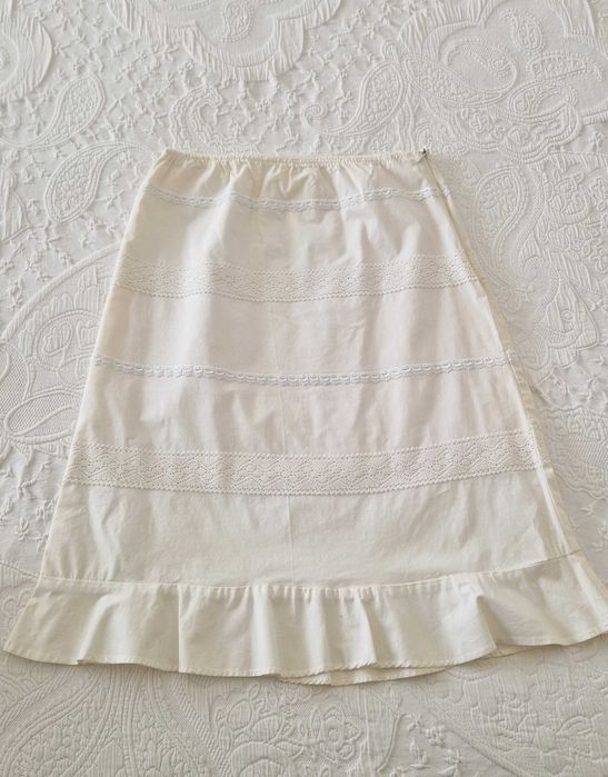 Saia branca, bordada com folhos e forrada, tamanho M