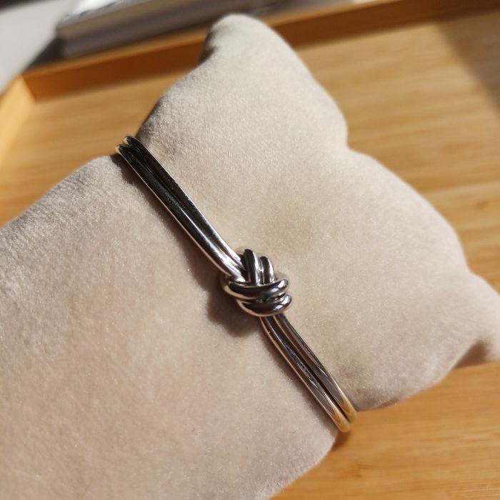 Pulseira rígida com nó duplo banhado a ouro branco 18K unisex