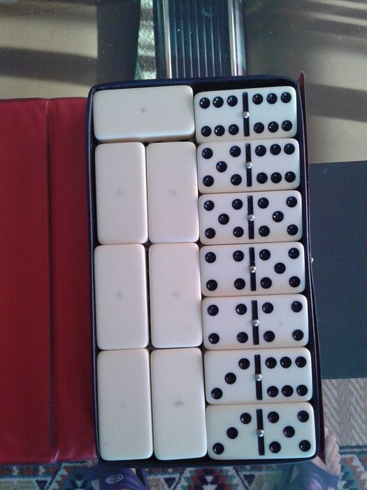 Vendo dominós incompletos à peça.