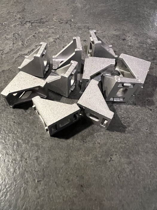 Zestaw 40 kątowników do profili aluminiowych 2020 ze śrubami