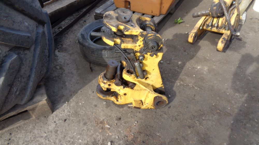 New Holland 115,110 Case 695 case 580 590 wieszak konik
