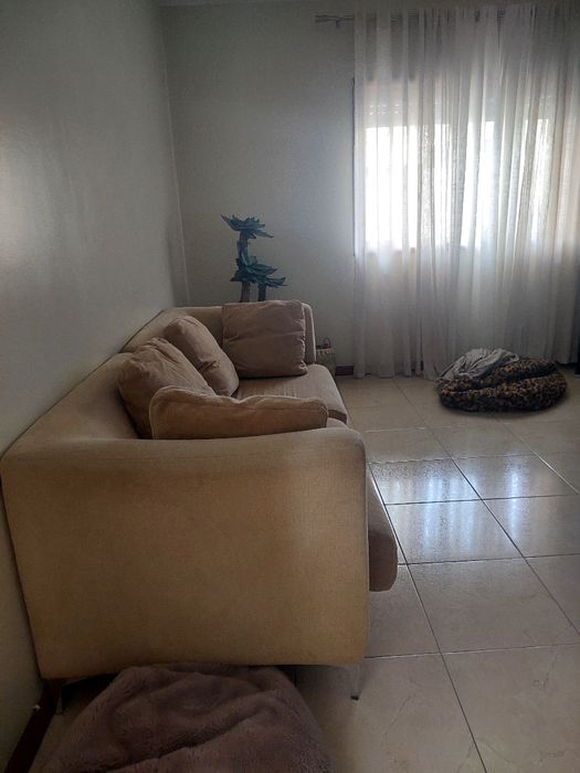 Sofa de três lugares com usado em bom estado e é lavável.