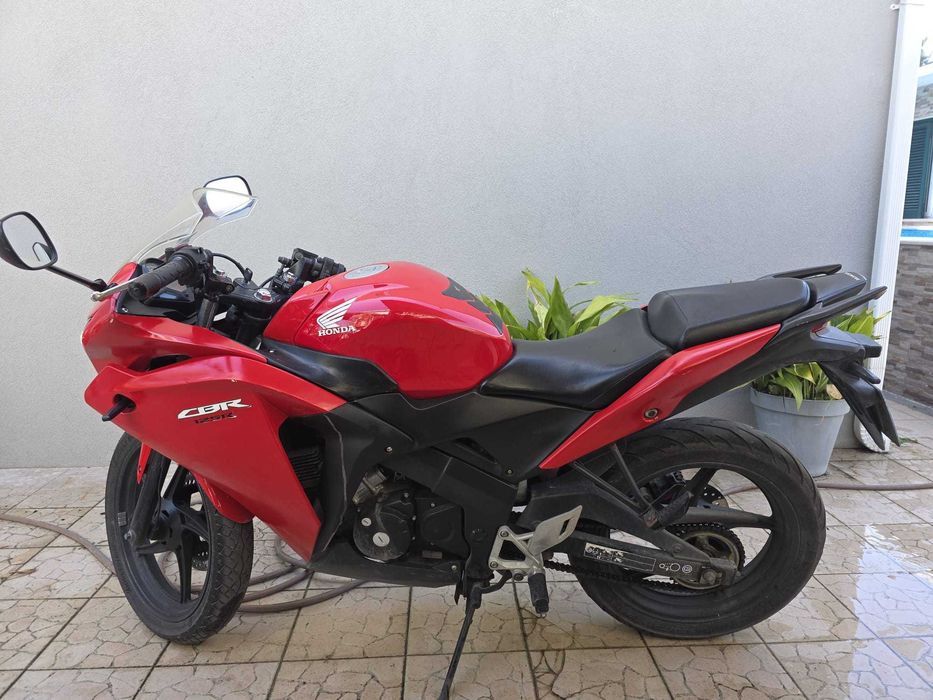 Honda CBR 125 com mala