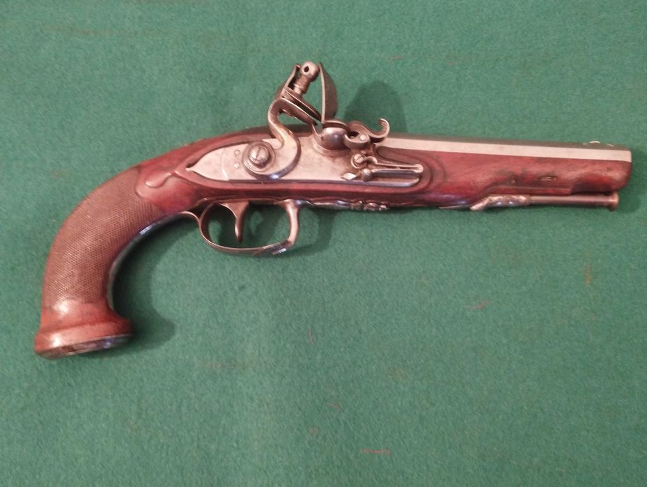 Pistola de pederneira francesa de oficial,  do período do Diretório.