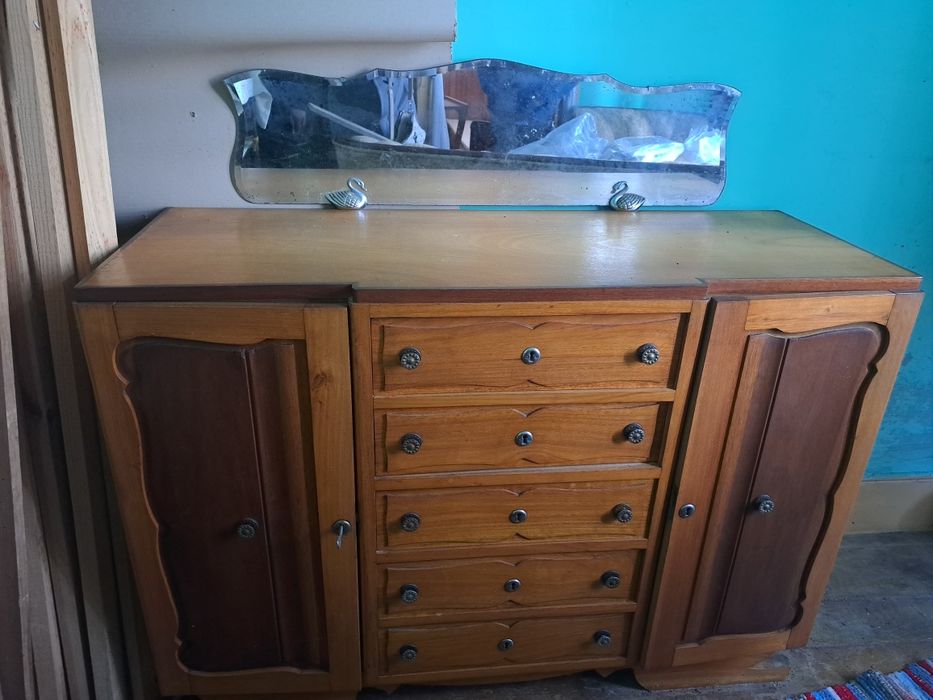 Móveis antigos  (aparador, cristaleira, cômada, camas, etc)