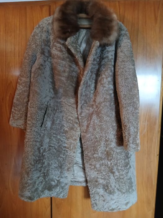 Naturalne futro  z  karakuł z kołnierzem z lisa