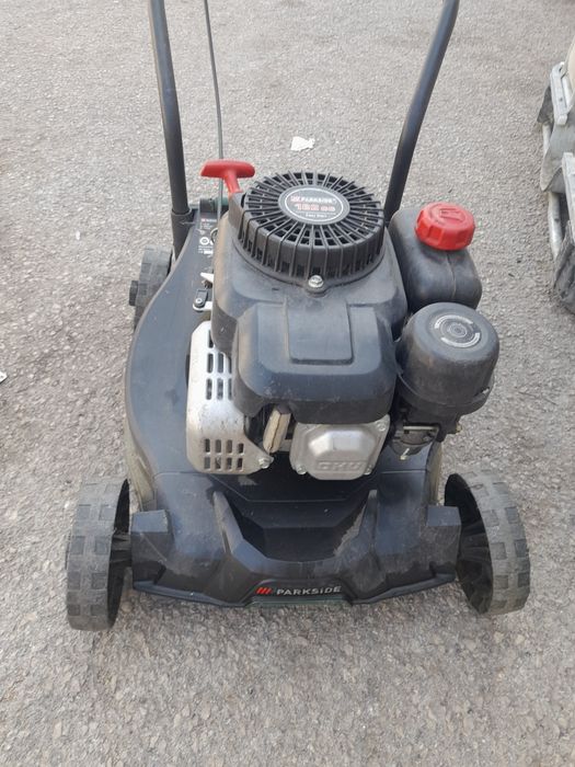 Corta Relva a gasolina     Parkside   a trabalhar