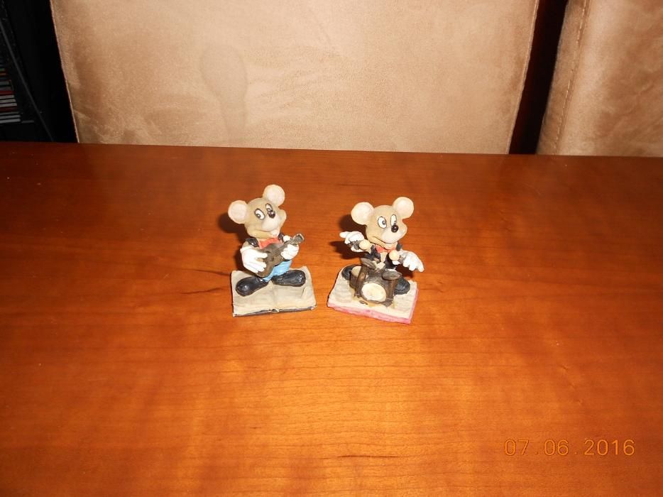 Bonecos em porcelana e madeira