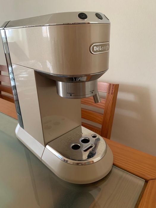 Máquina de café DeLonghi Dedica Metallics + acessórios da marca