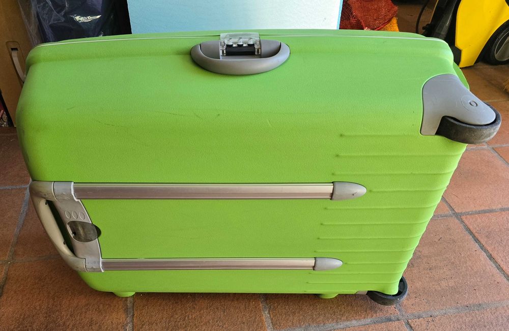 Mala American Tourister, rígida, 2 rodas, 68 cms.