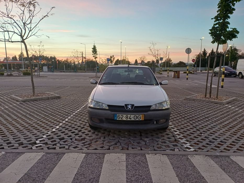 Pegeut 306  em bom estado