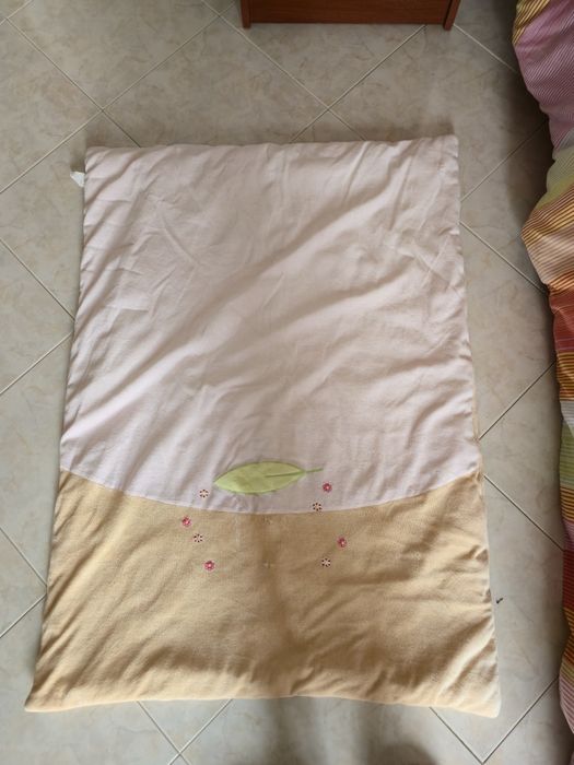 Resguardo e endredon de cama de bebe