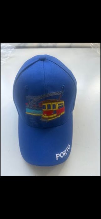 2 bonés um de camuflagem e outro azul