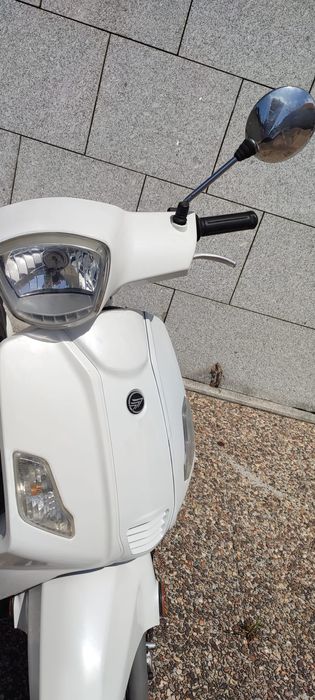 Vendo ou troco Scooter de 2016 de 70cc 2T aceito troca carro ou mota mesmo avariad ou c danos