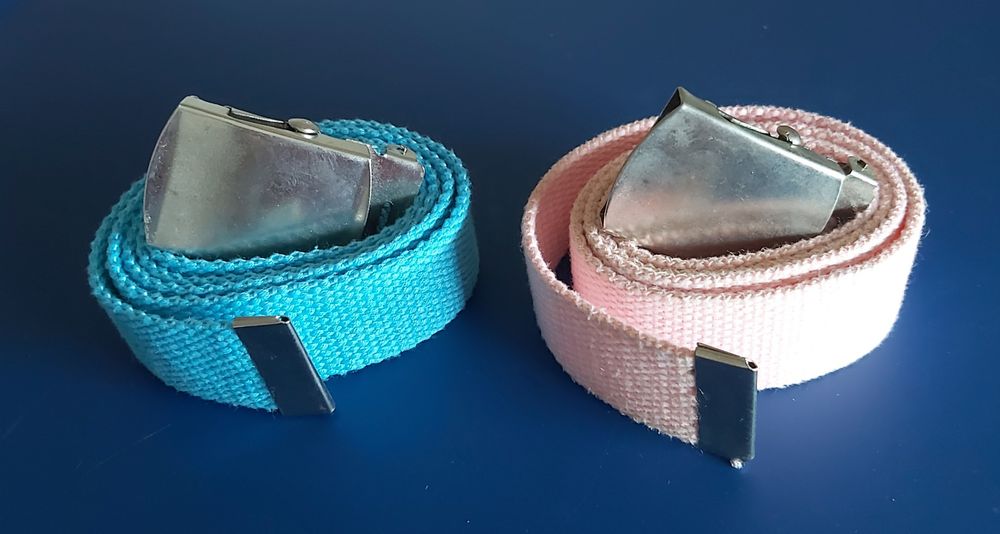 2 cintos (azul e rosa)