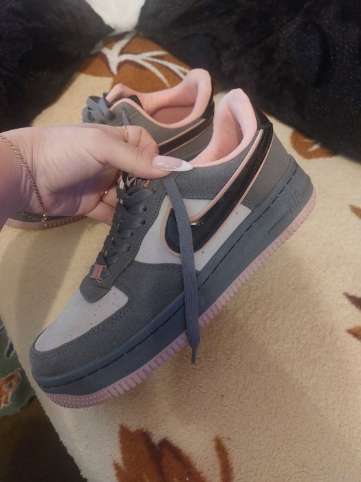 Продам кросівки жіночі