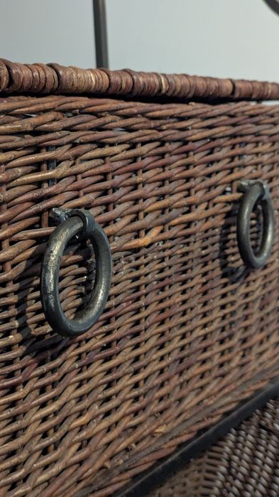 Regał z wiklinowymi koszykami i stalowym ręcznie kutym stelażem, hand made.