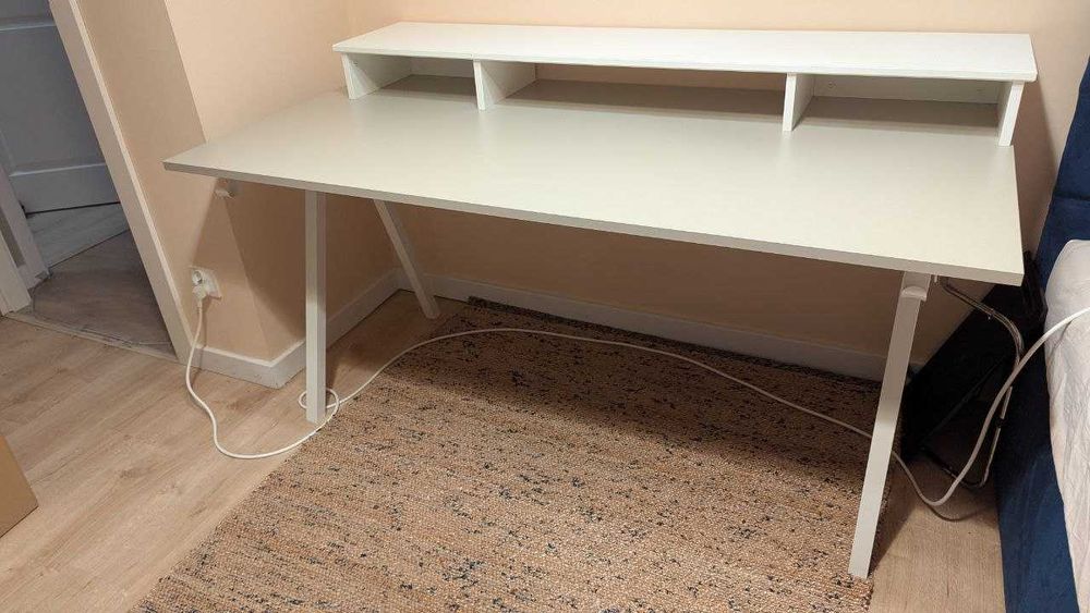 Białe biurko IKEA TROTTEN