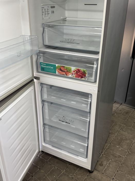 Lodówko Zamrażarkę firmy Hisense  model Kgnf324a++el  A++ 185 cm