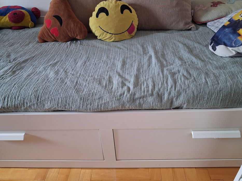Cama branca 90x190cm.