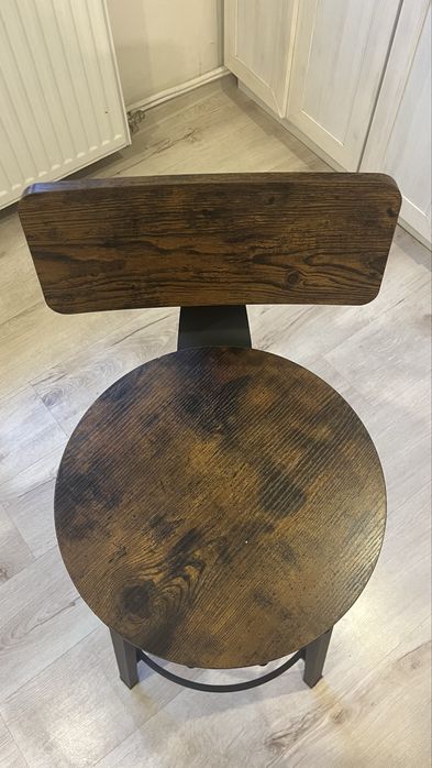Zestaw eleganckich hokerów