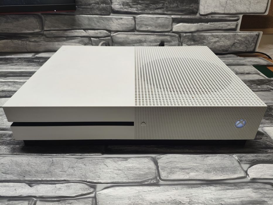 Konsola XBOX One S, 500GB + pad. Bardzo dobry stan.
