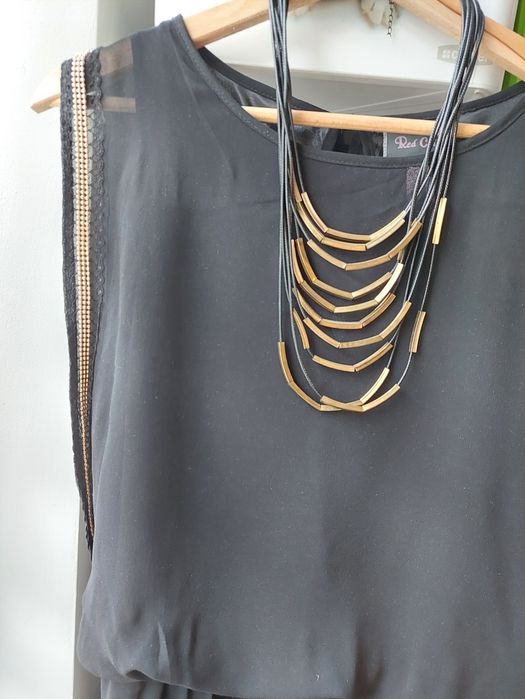 Czarna,  wyjątkowa sukienka ze złotym wykończeniem