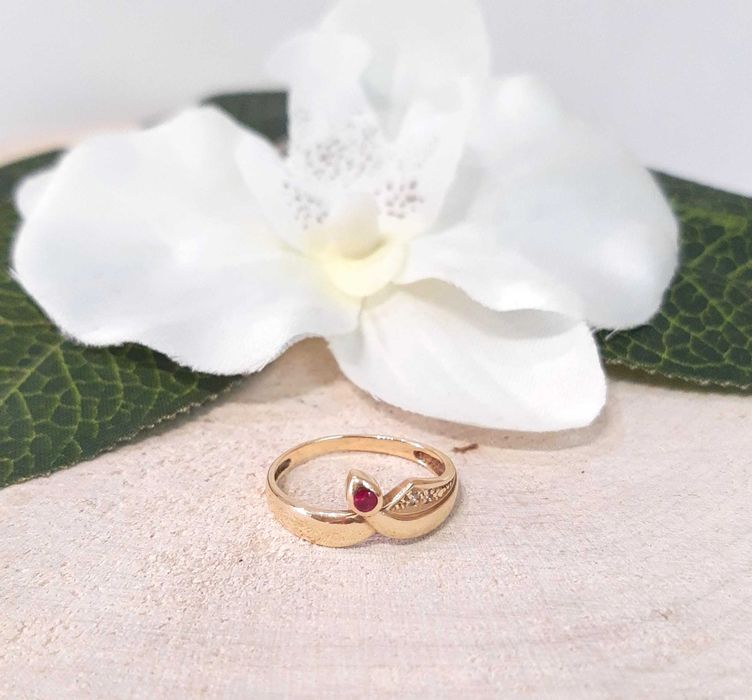 Złoty pierścionek p.585/2,46g malinowe oczko