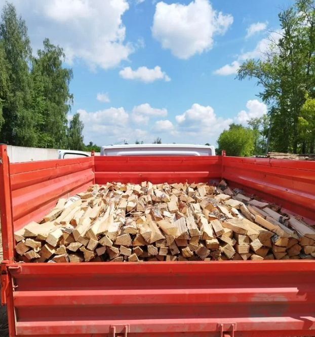 Prawdziwy metr drewna - Drewno układane starannie na samochodzie
