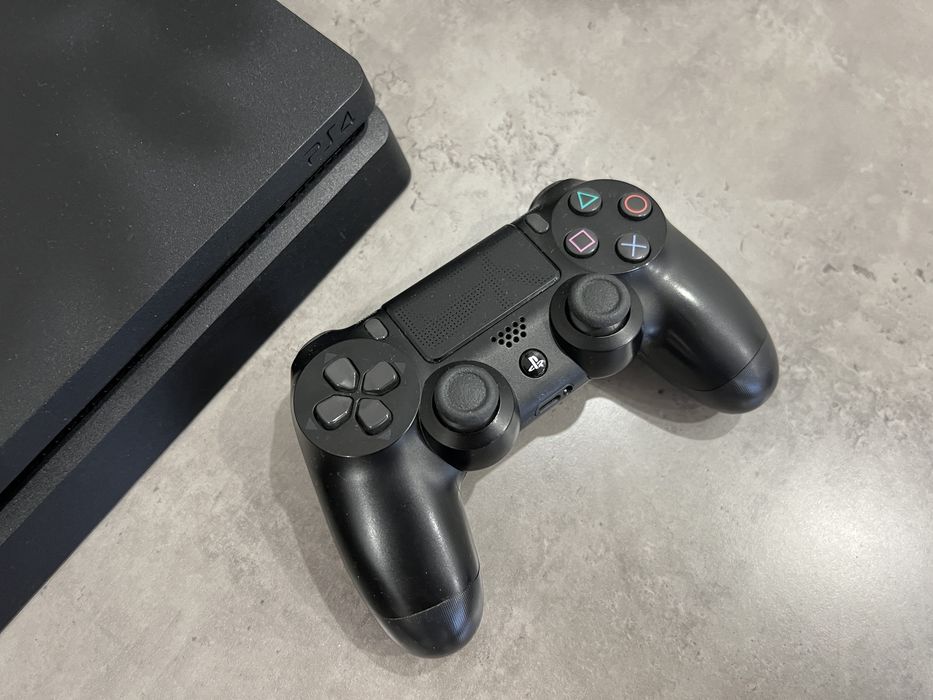 PS4 Slim 1TB 2 джойстика