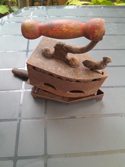 Antigo ferro de engomar e respectiva base