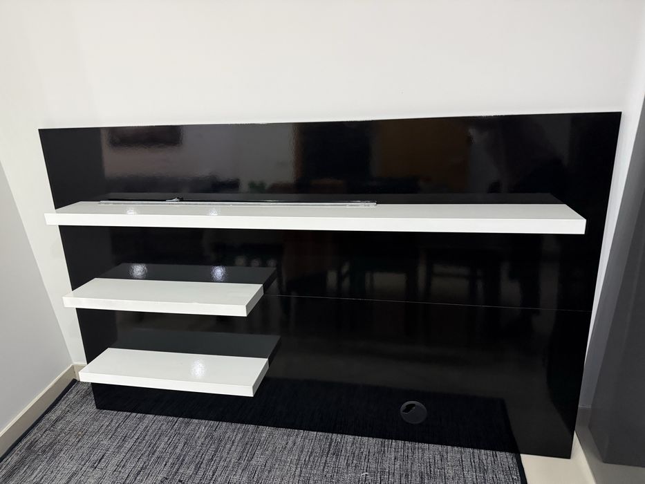 Painel de parede com prateleiras