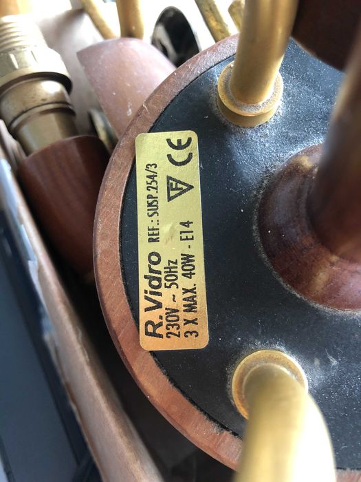 Candeeiro de teto vintage R.Vidro em madeira e latão – 3 braços