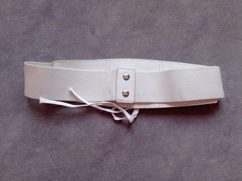 Корсет білого кольору