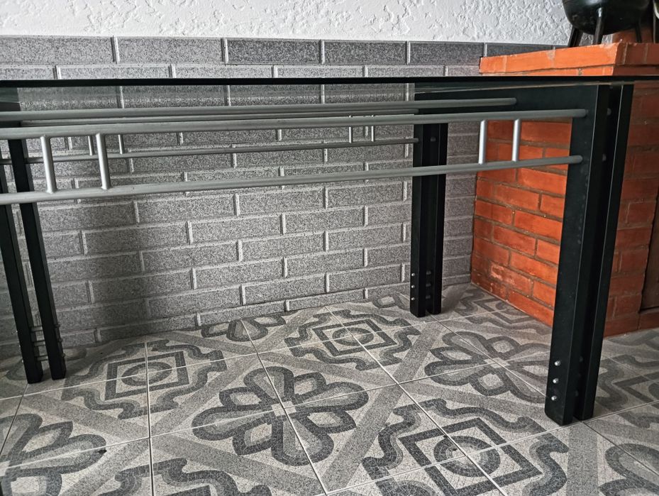 Mesa de jantar com tampo em vidro