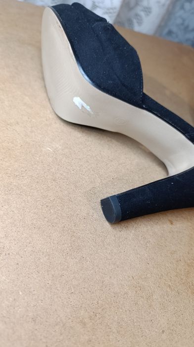 Босоніжки на каблуку,нові.