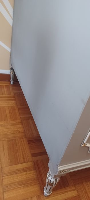 Comoda maciça e lacada