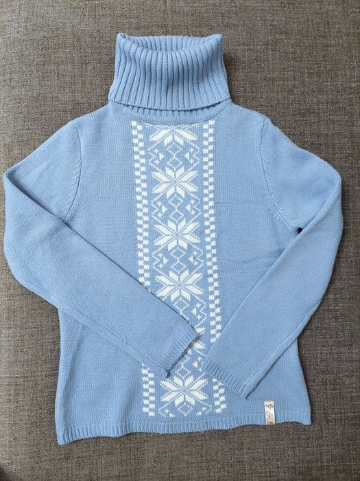 Błękitny wełniany golf