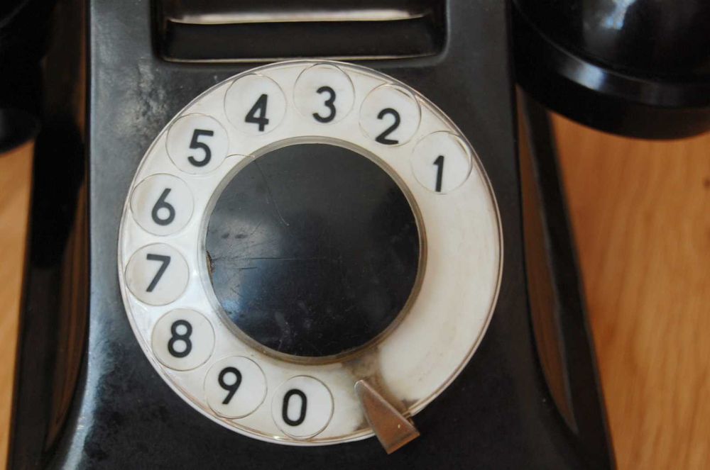 Stary telefon z bakelitu RWT z 1965 roku.