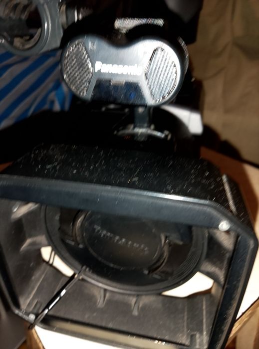 Срочно продам професиональную видеокамеру Панасоник можно з пересылкой