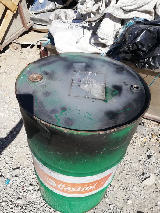 Bidões  de chapa usados so fechados