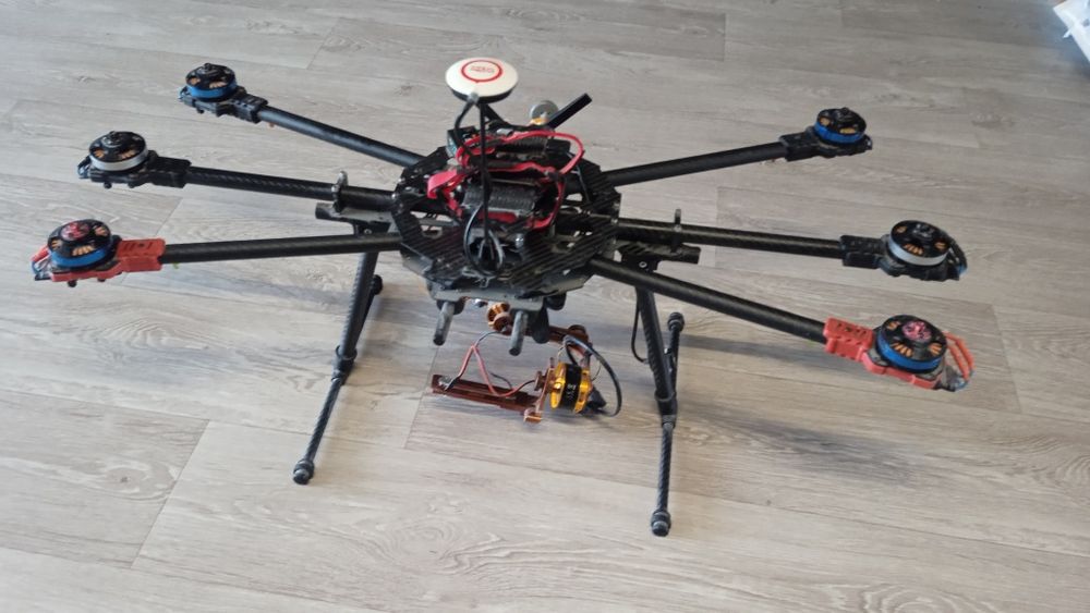 Duży dron typu HEXACOPTER – solidna konstrukcja, gotowy do pracy