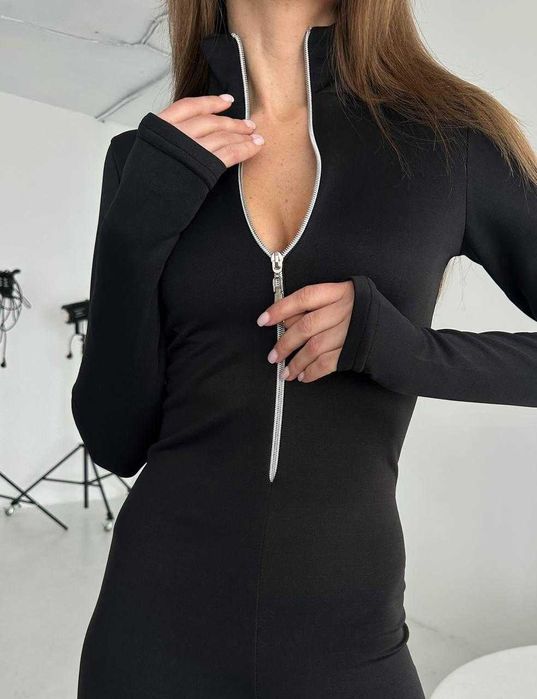 Чёрный обтягивающий комбинезон