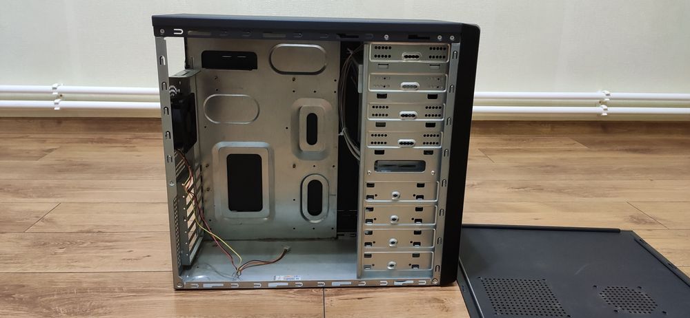 Надійний корпус ATX з DVD-приводом та охолодженням