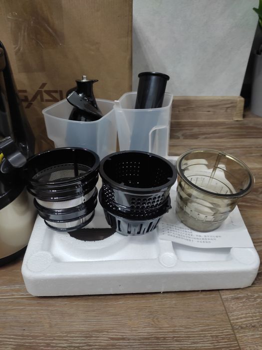 Шнековая соковыжималка 3 насадки холодный отжим