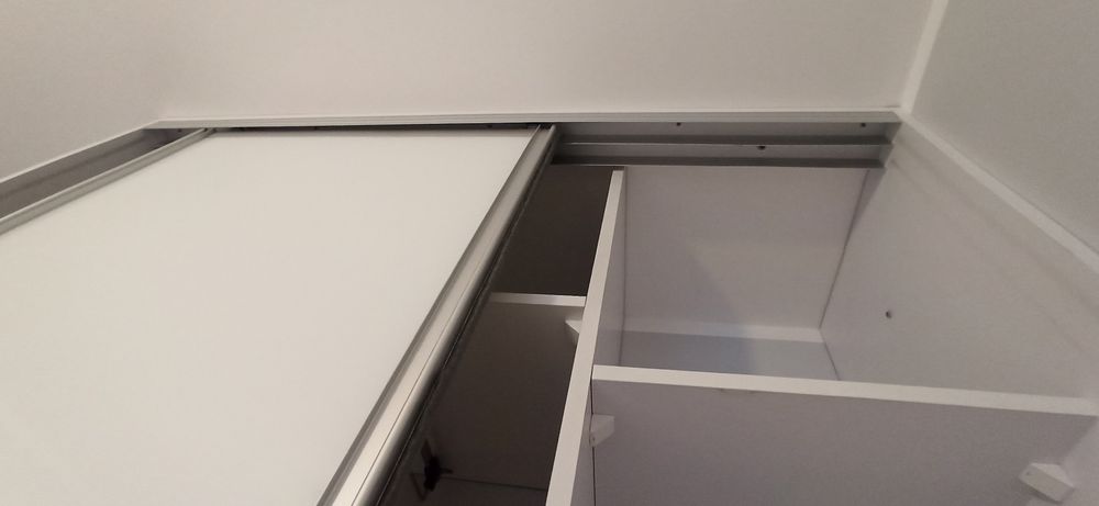 Szafa na wymiar z miejscem na wieszaki i półkami