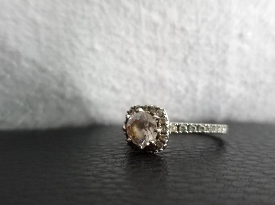 Обручка жіноча з камінчиком сталева