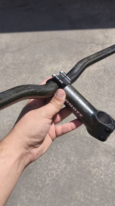 Avanço e guiador em carbono