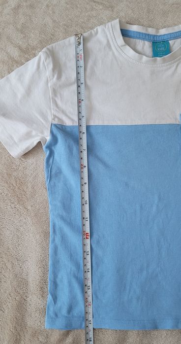 116 chłopięcy T-shirt biało niebieski chillout